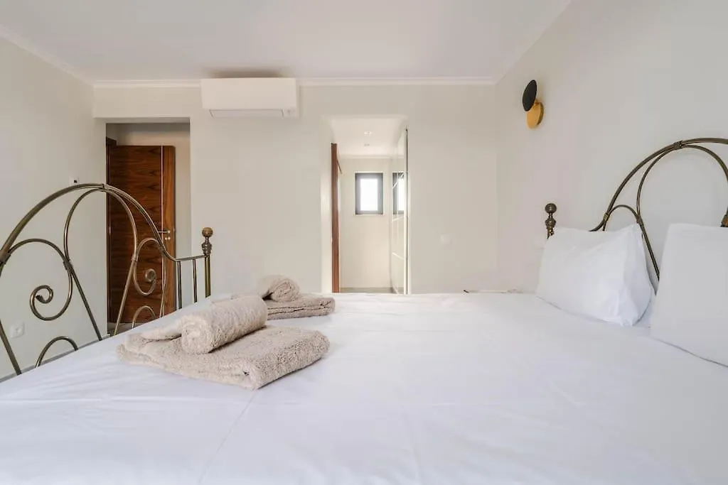 Luxurious 4Bedroom Villa Retreat 라고스